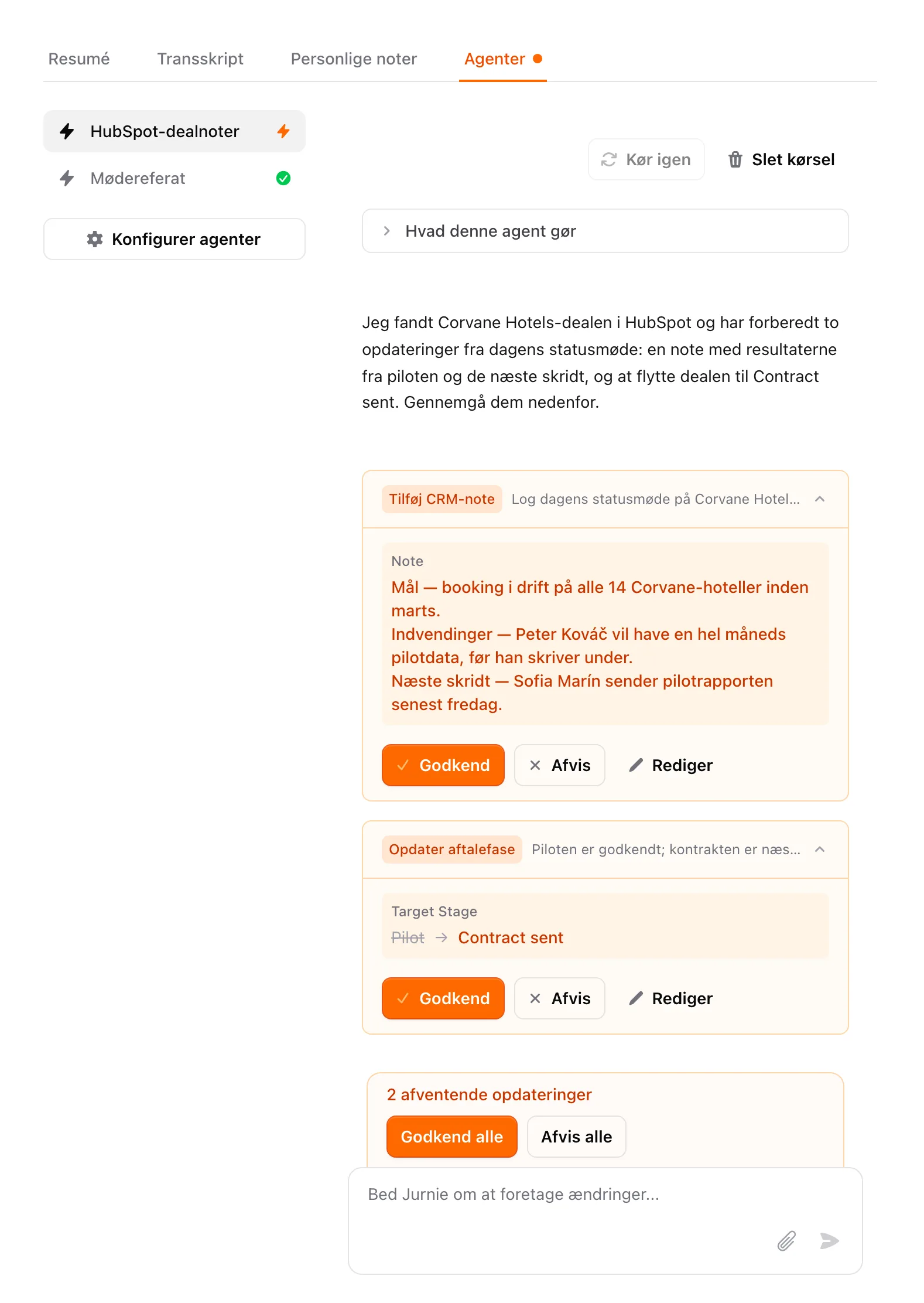 En agentkørsel på fanen Agenter med to foreslåede ændringer i HubSpot og bjælken Godkend alle