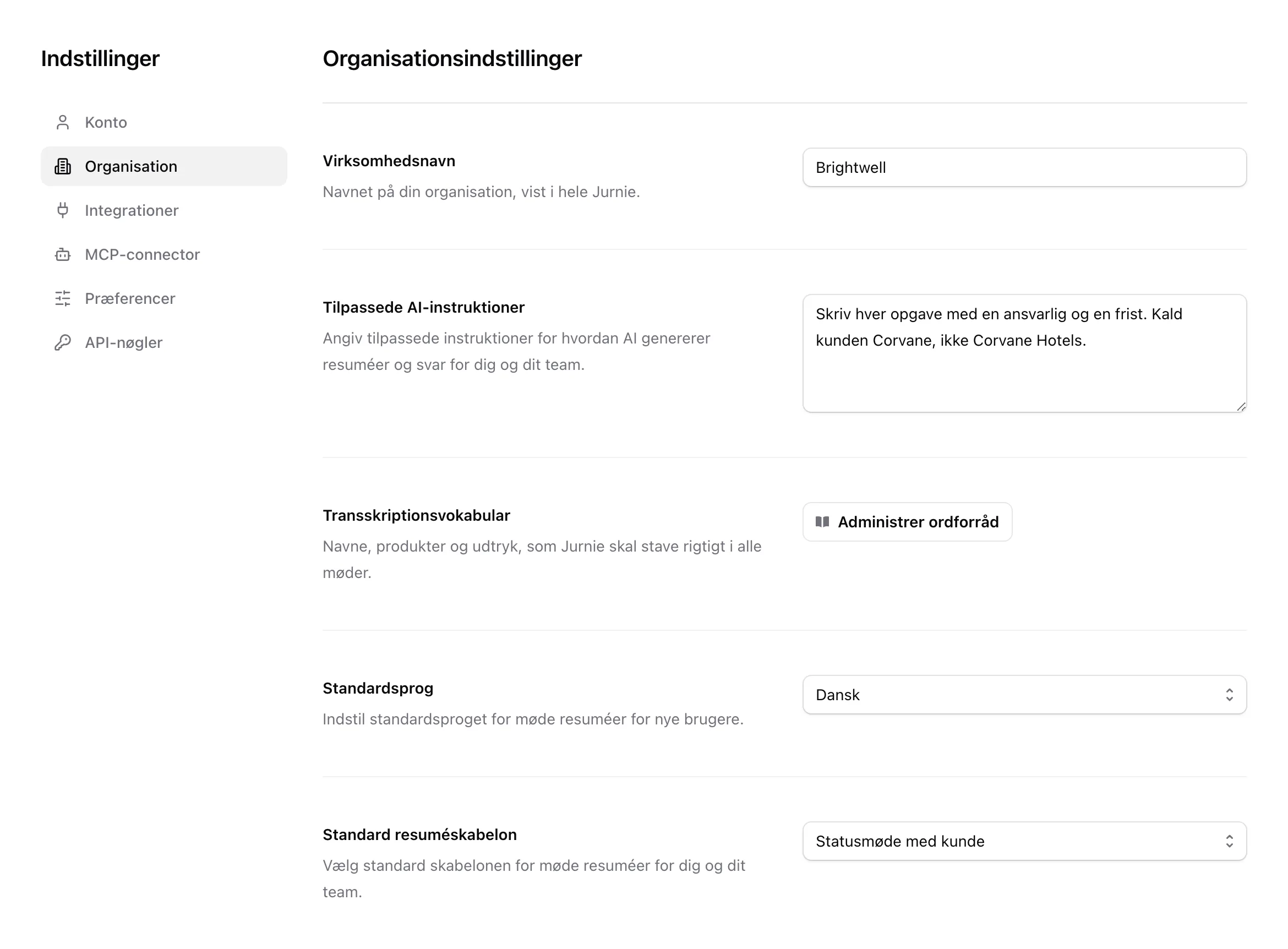 Fanen Organisation i Indstillinger med virksomhedsnavn, tilpassede AI-instruktioner, ordforråd, standardsprog og standardskabelon