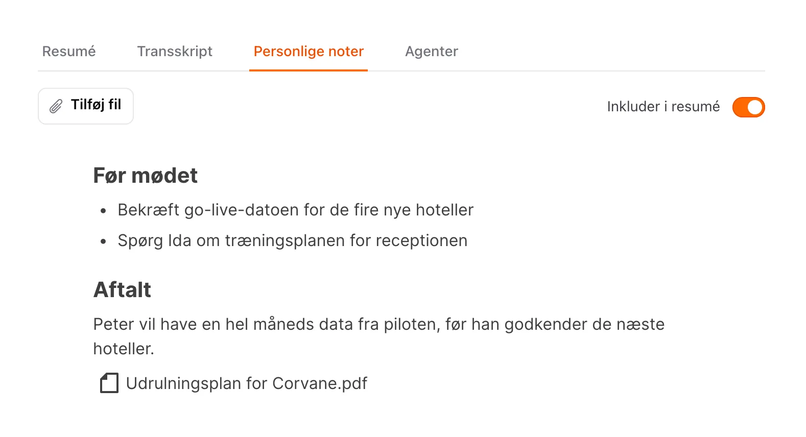 Personlige noter til et møde med overskrifter, en liste, en vedhæftet PDF og kontakten Inkluder i resumé