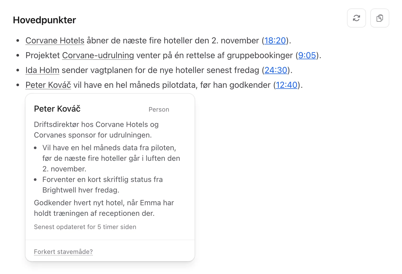 Et mødes resumé med understregede navne og det kort, der vises, når du holder musen over et af dem