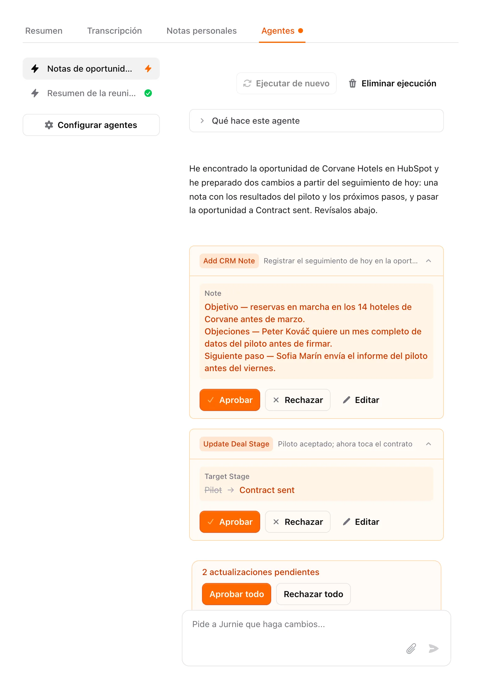 Una ejecución de agente en la pestaña Agentes con dos cambios propuestos en HubSpot y la barra Aprobar todo