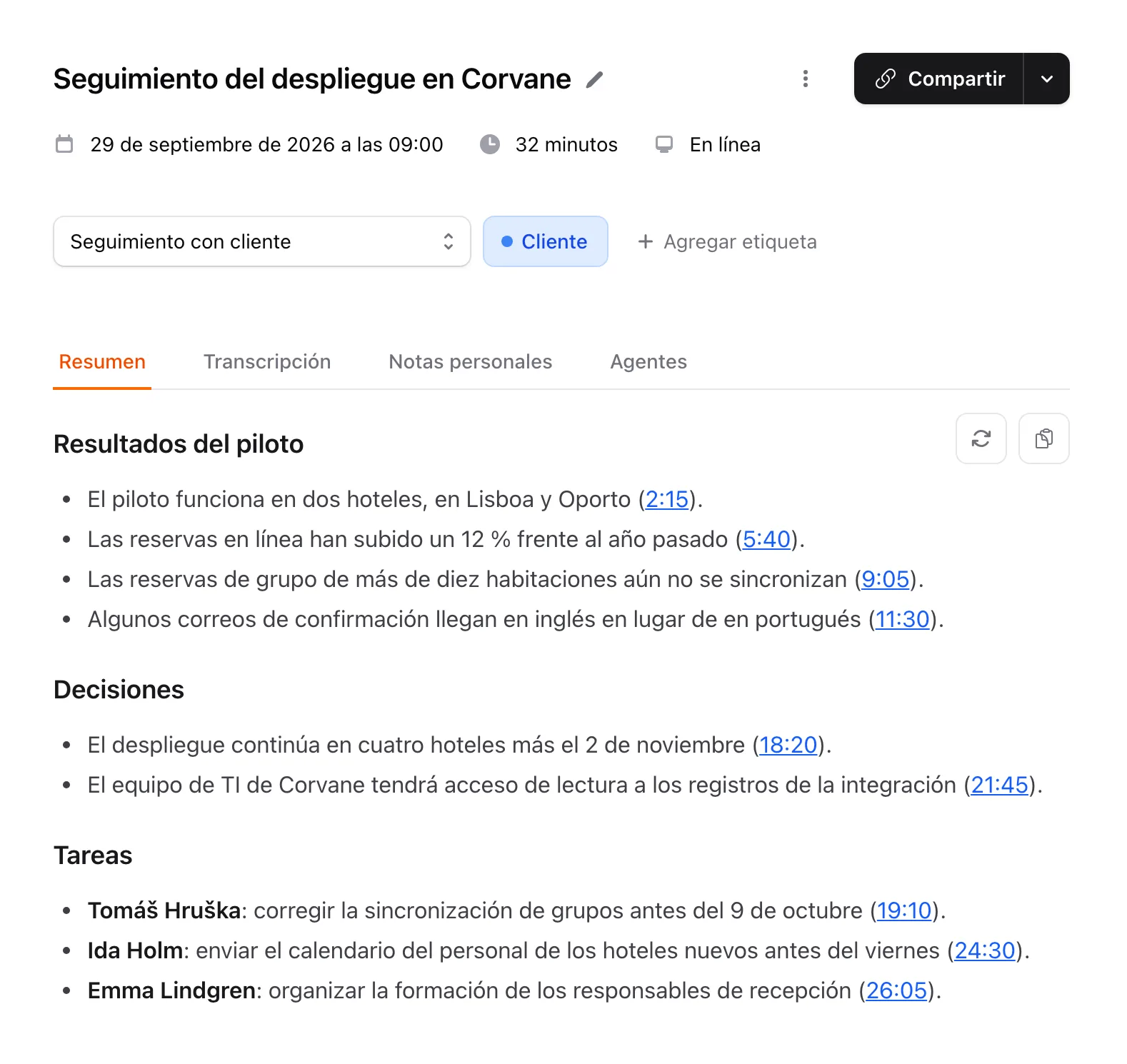 La pestaña Resumen de una reunión, con títulos de sección, viñetas y marcas de tiempo en las que se puede hacer clic