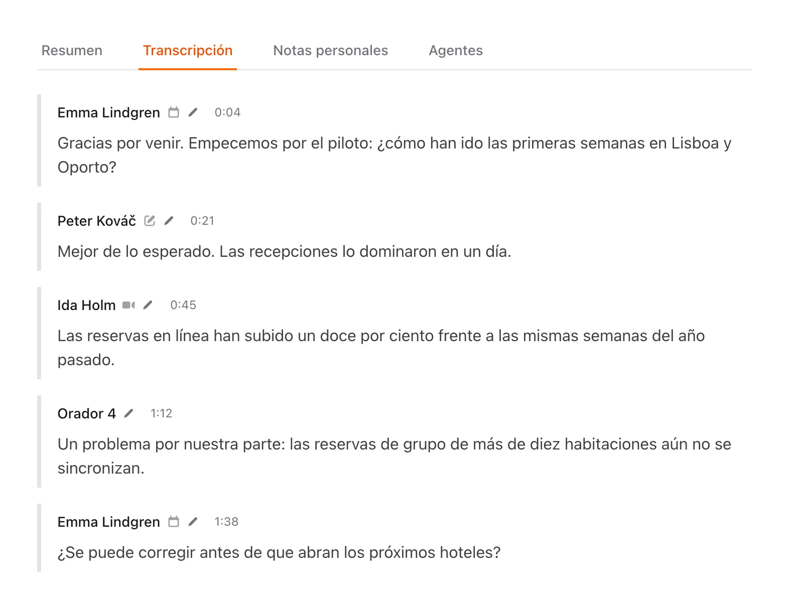 La pestaña Transcripción, con nombres de oradores, marcas de tiempo y fragmentos