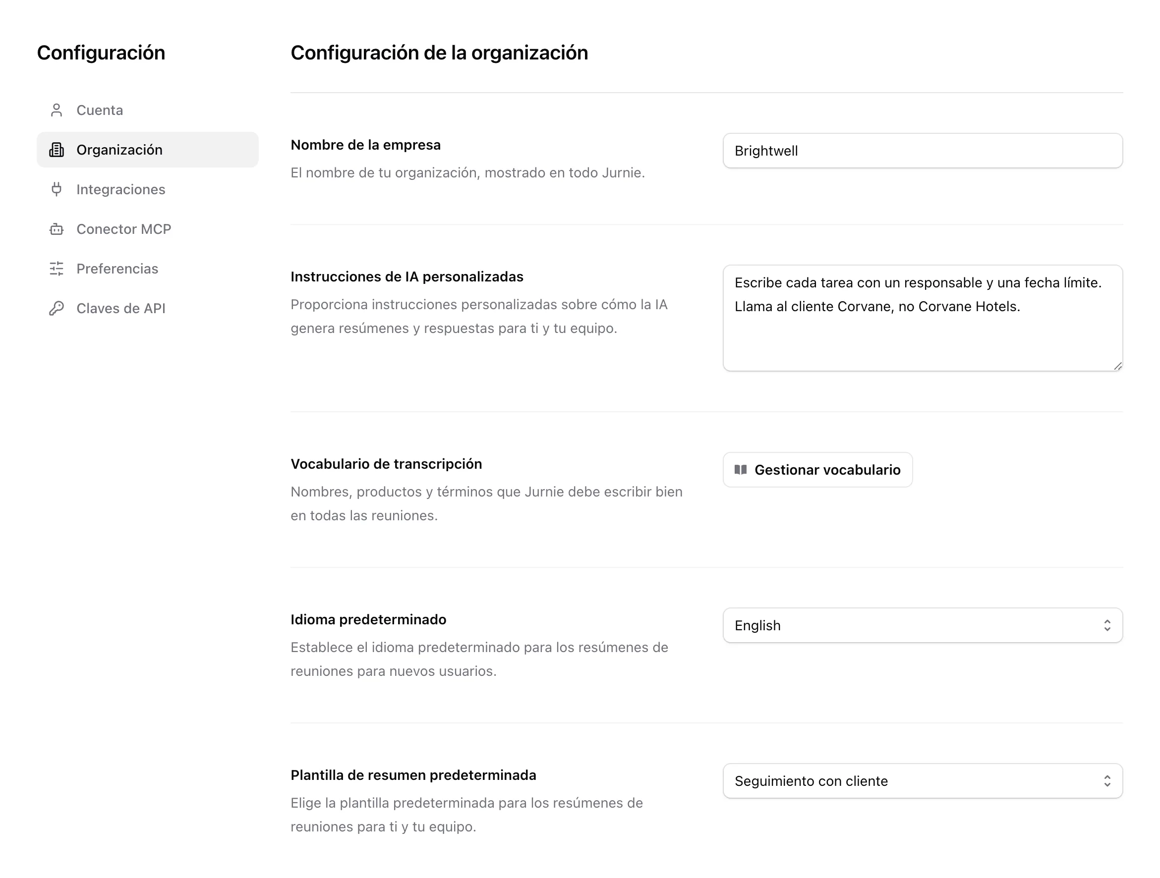 La pestaña Organización de Configuración, con el nombre de la empresa, las instrucciones de IA personalizadas, el vocabulario, el idioma predeterminado y la plantilla predeterminada