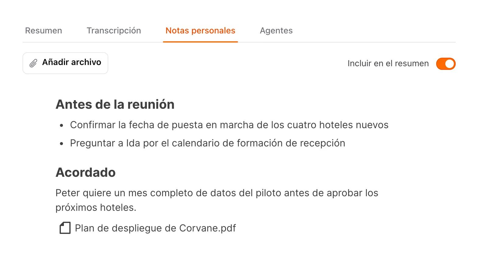 Notas personales en una reunión, con títulos, una lista, un PDF adjunto y el interruptor Incluir en el resumen