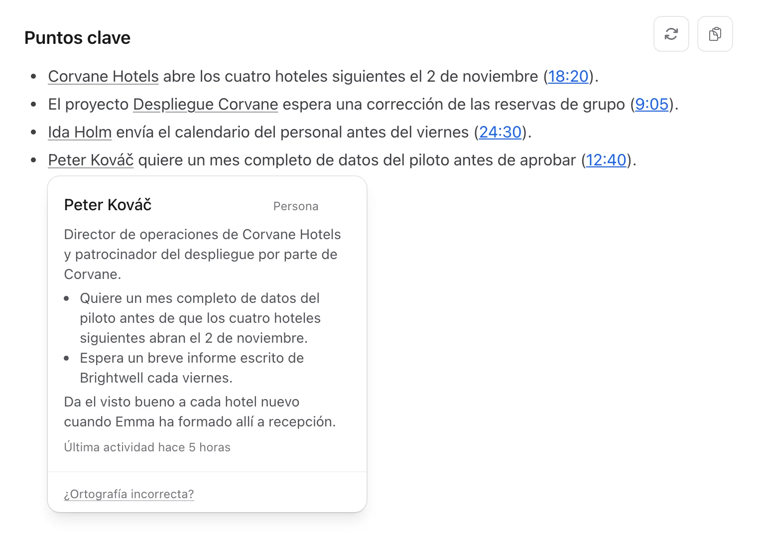 Un resumen de reunión con nombres subrayados y la ficha que aparece al pasar el cursor por encima de uno