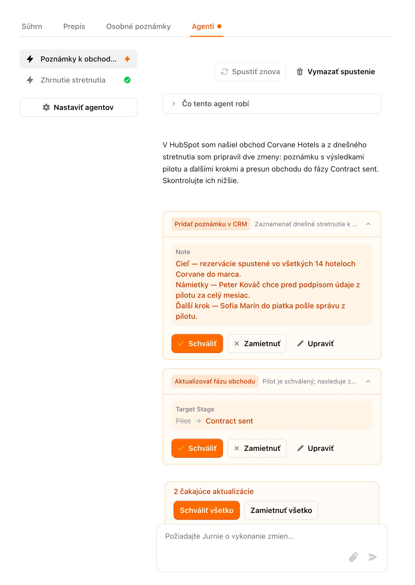 Spustenie agenta na karte Agenti s dvoma navrhnutými zmenami v HubSpote a lištou Schváliť všetko
