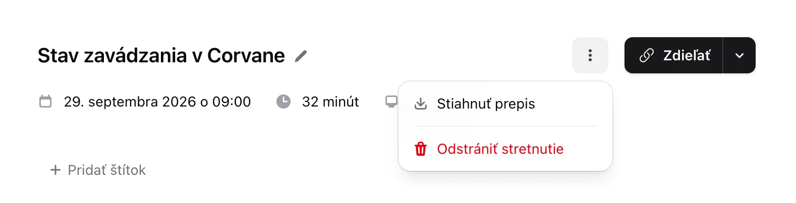 Ponuka Viac možností pri stretnutí s položkami Stiahnuť prepis a Odstrániť stretnutie