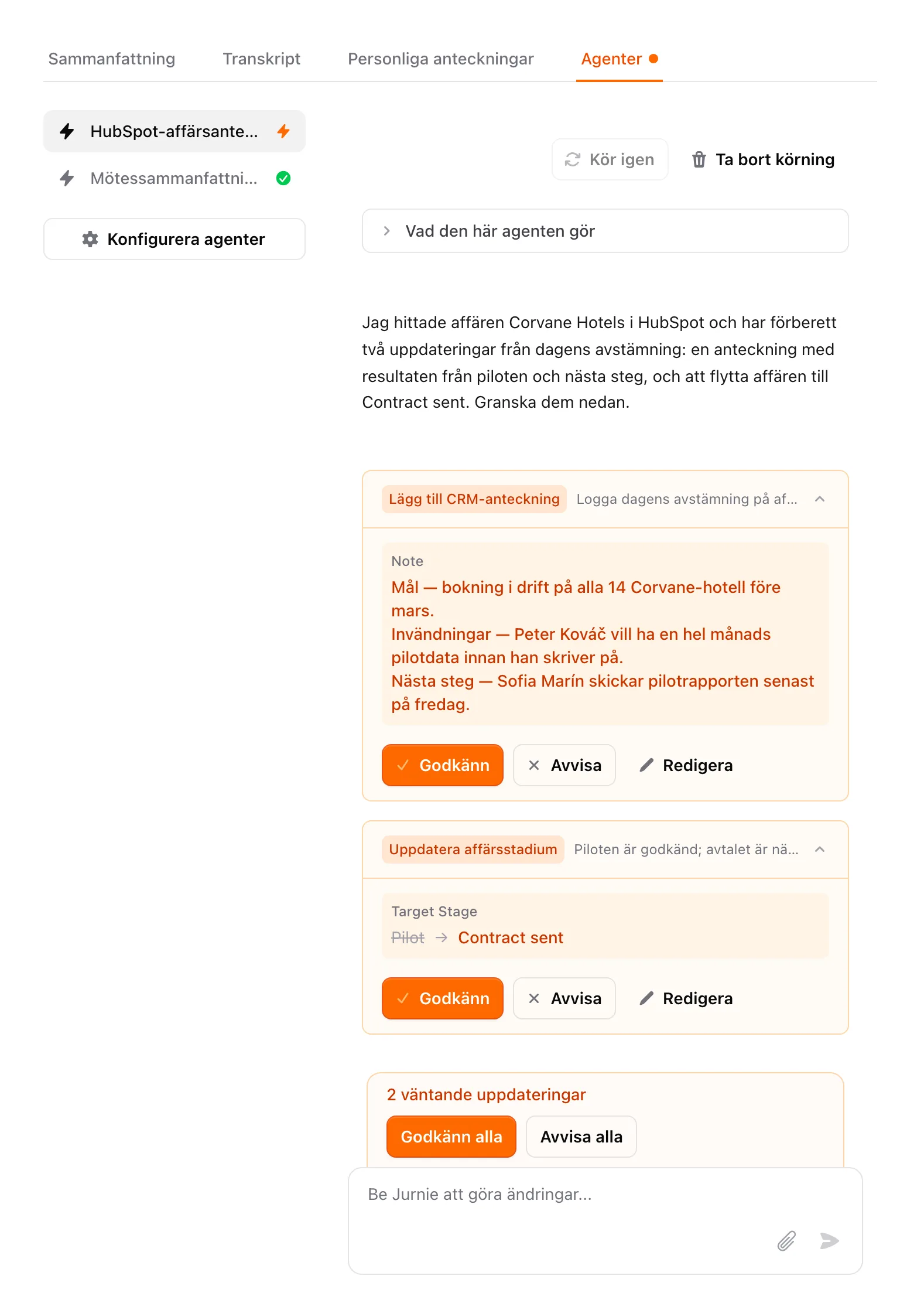 En agentkörning på fliken Agenter med två föreslagna HubSpot-ändringar och fältet Godkänn alla