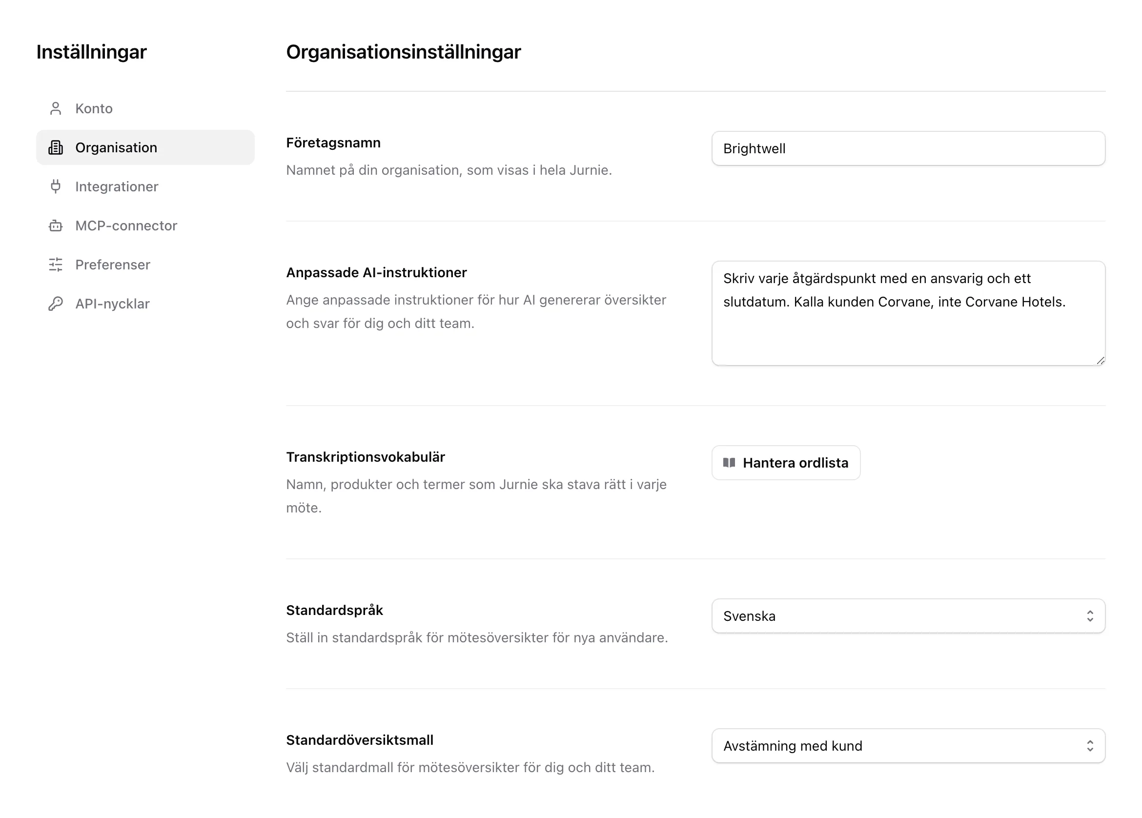 Fliken Organisation i Inställningar, med företagsnamn, anpassade AI-instruktioner, ordlista, standardspråk och standardmall